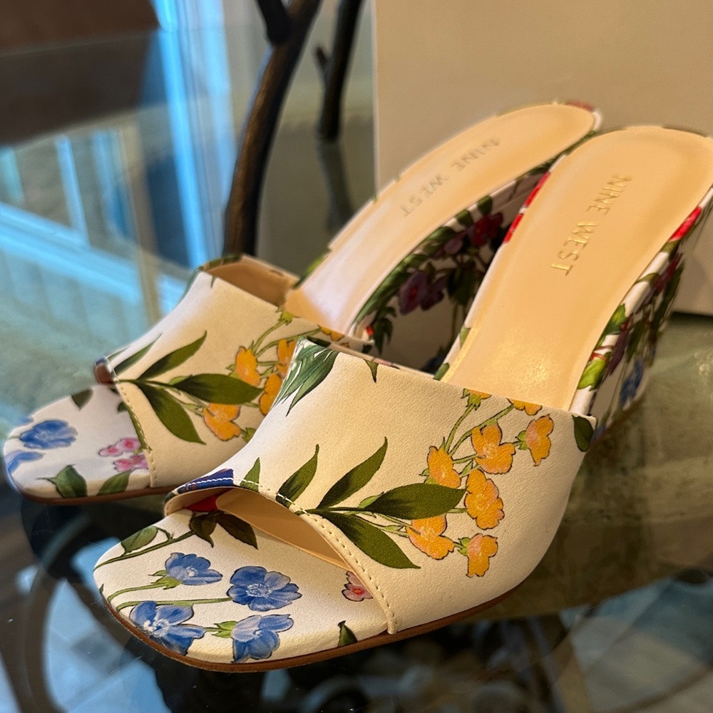 $95 Nine West Floral Wedge Sandals - Red and Green Sz 8 New In Box - Picture 6 of 16